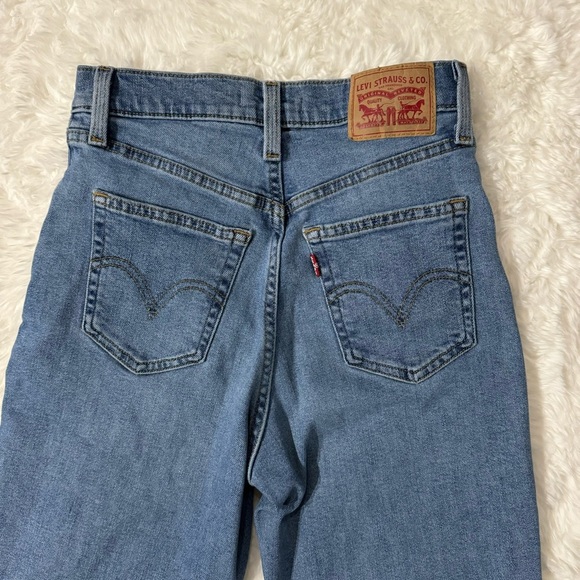 Levi’s High Waisted Mom Jeans in Blue Size 25 - Picture 8 of 11